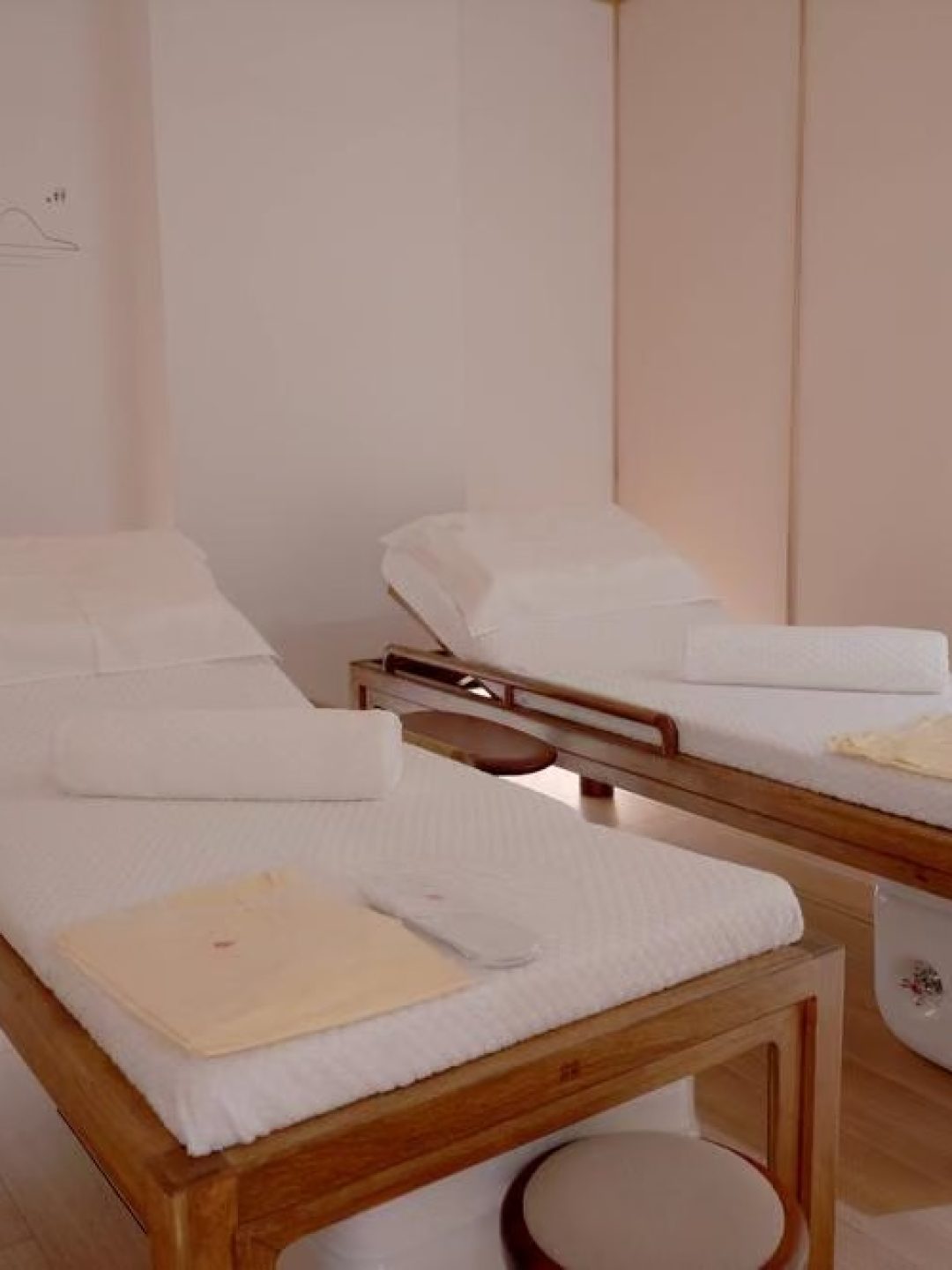 Relaxing treatment room at Changle Massage with neatly prepared Tuina beds and clean linens.