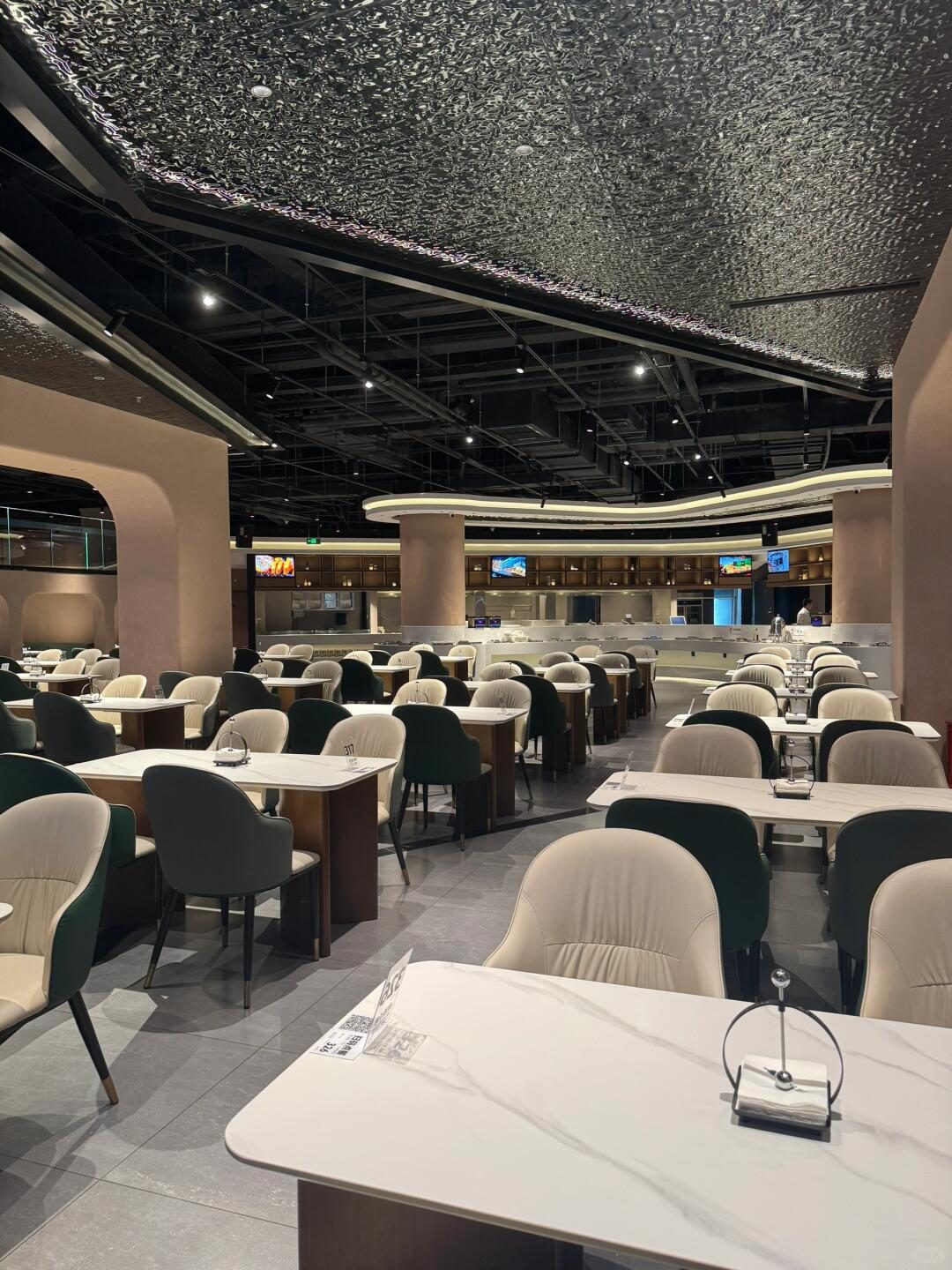 Stylish dining area at Boya Yunhaihui Onsen with refined seating and upscale interior design.