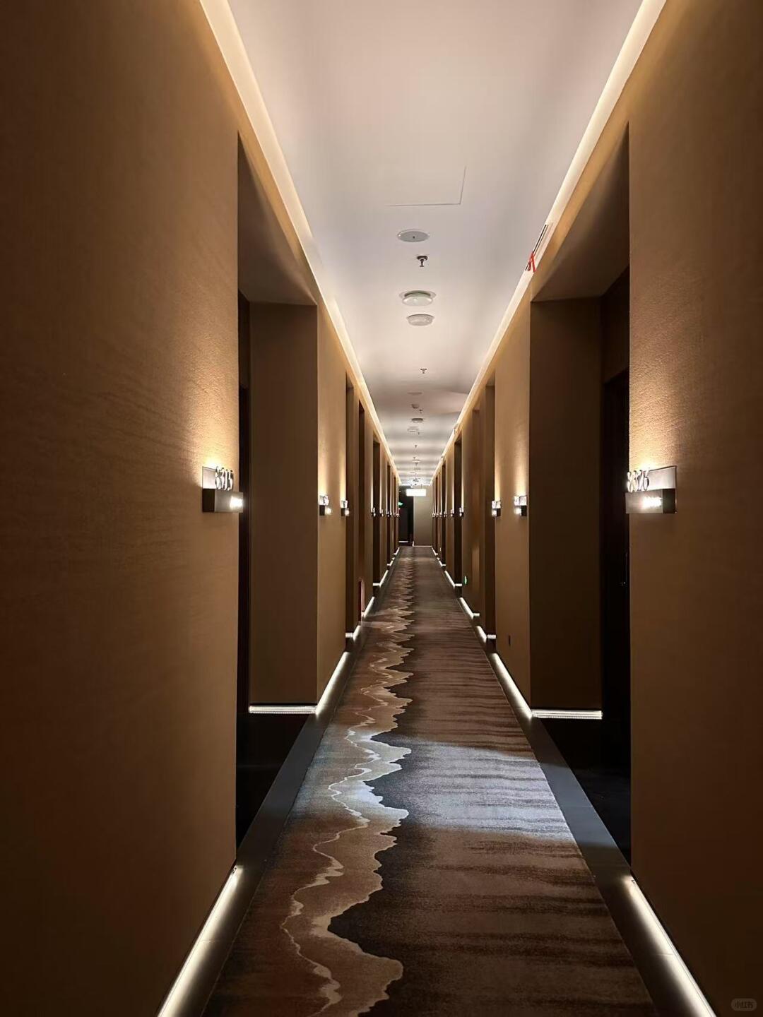 Quiet and refined hallway at Boya Yunhaihui Onsen, featuring minimalist lighting and a calm wellness atmosphere.