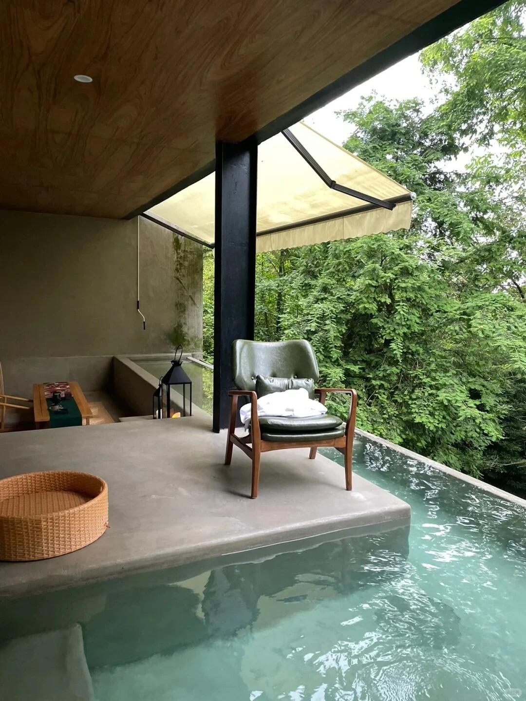 Private forest-view hot spring bath at Rushi Qingchen Retreat featuring minimalist design and a tranquil outdoor setting.