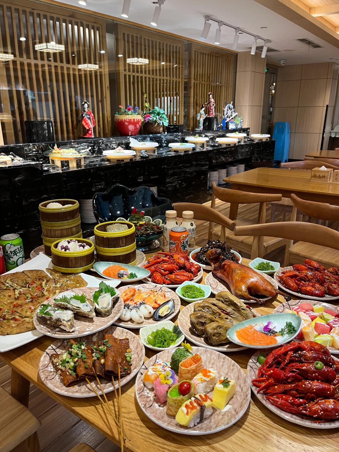 Buffet dining area at Tang Leyuan Hot Spring offering a wide selection of hot dishes and local cuisine.