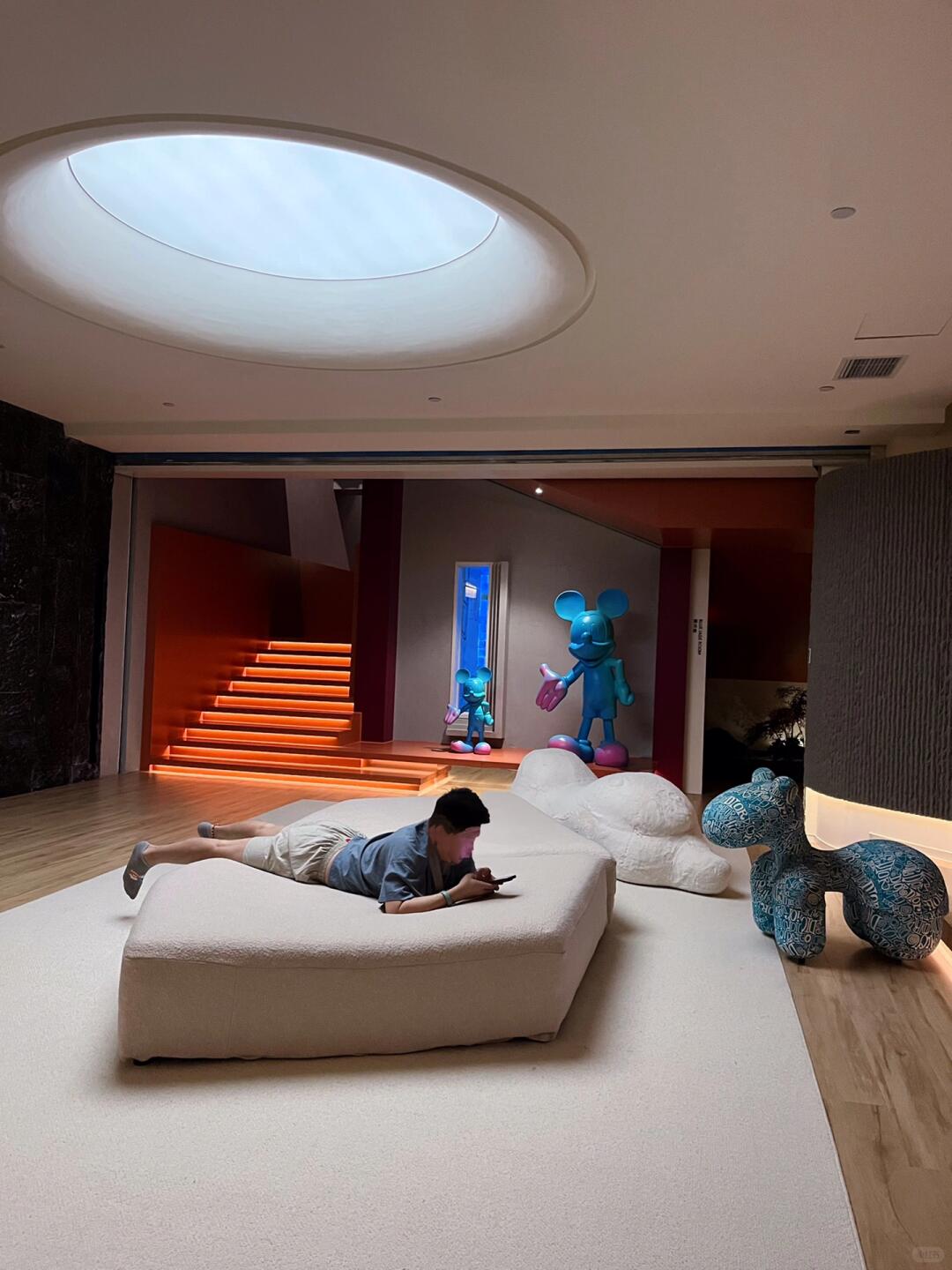 Spacious rest area at Tangyue Hot Spring featuring a large circular skylight and soft ambient lighting.
