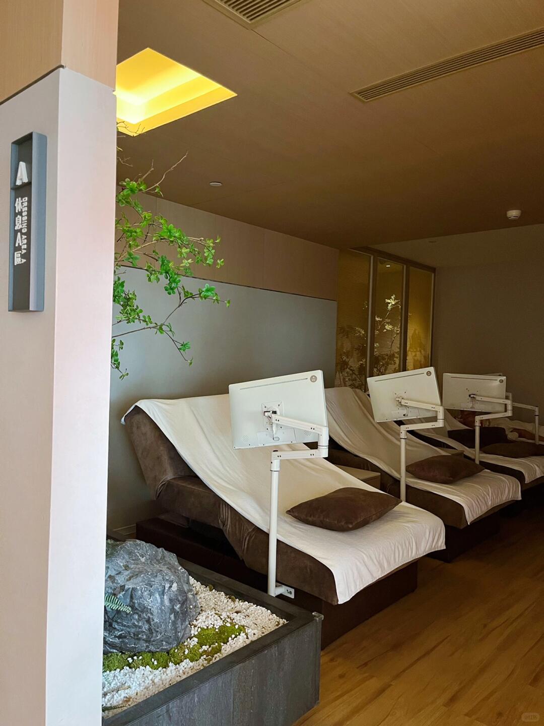 Relaxation lounge with comfortable reclining chairs at Tangyue Hot Spring & Sauna House.